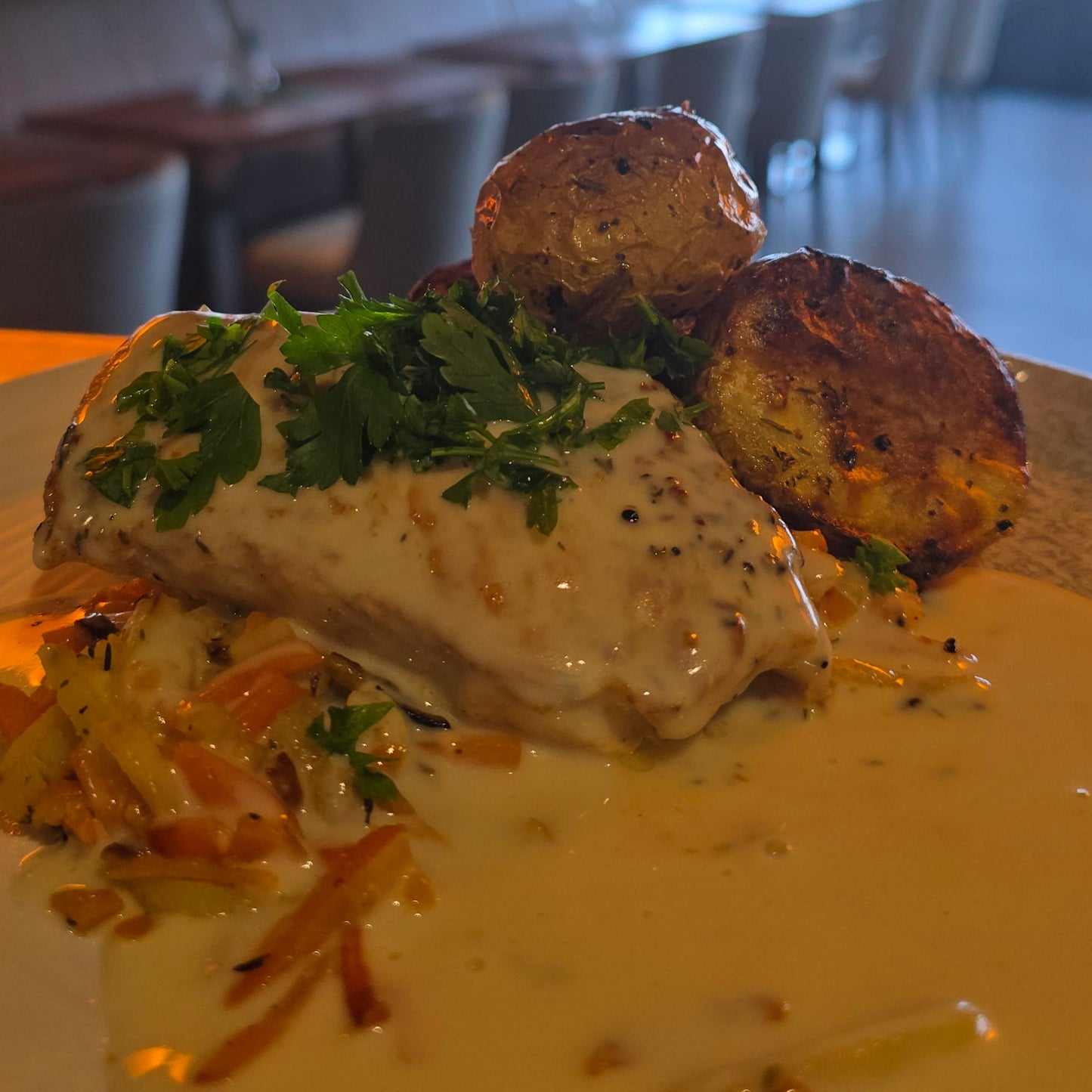 Kyckling med äppelcidersås, grönsaker & rostad potatis