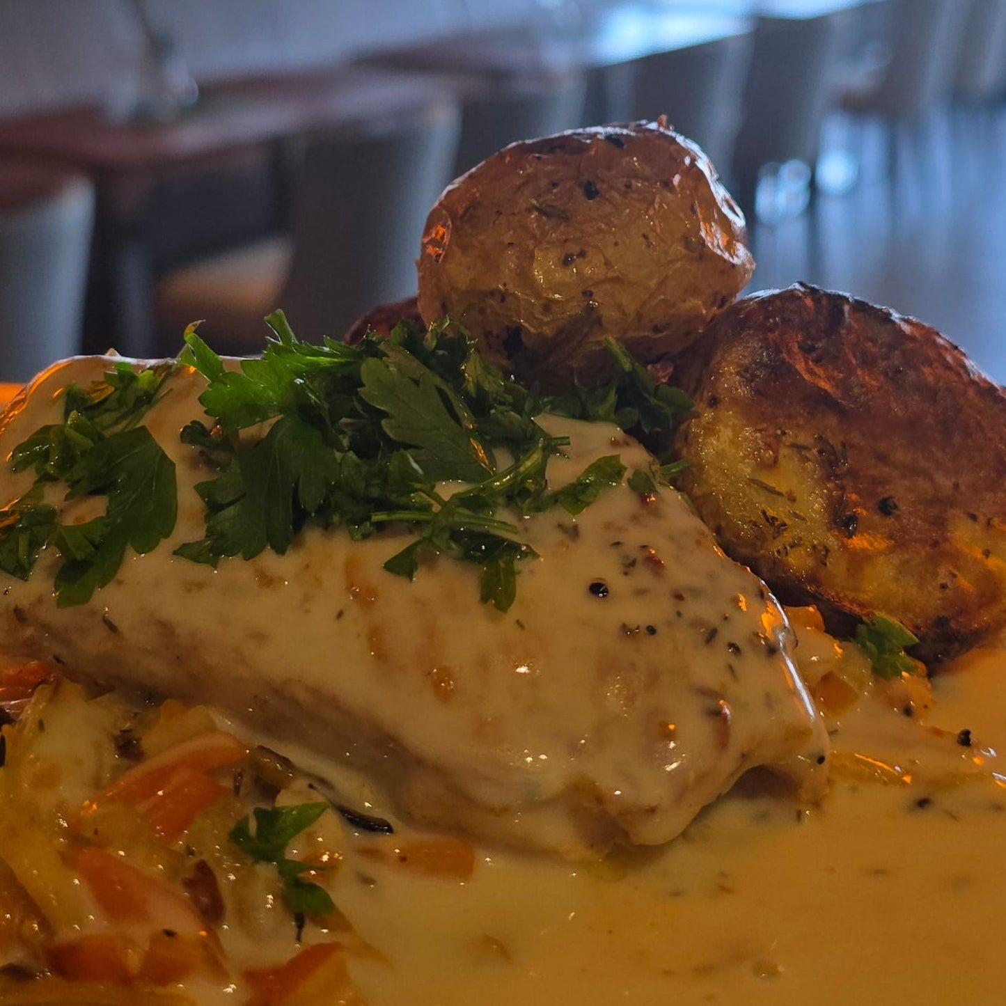 Kyckling med äppelcidersås, grönsaker & rostad potatis