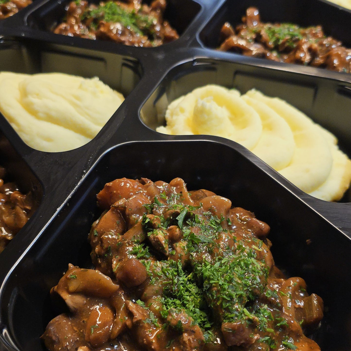 Kyckling med champinjoner i rödvinssås med potatismos