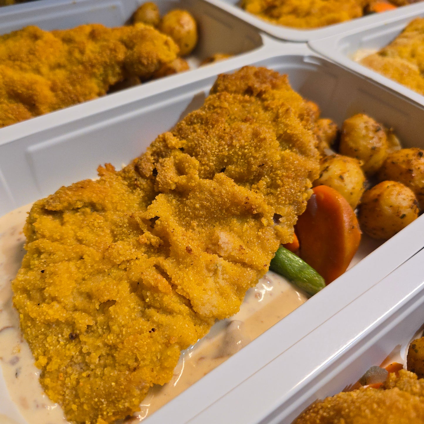 Fläskschnitzel med kantarellsås & stekt potatis