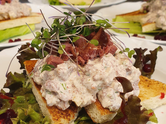 Förrätt: Toast med rökt viltkött, pepparrot & äpple