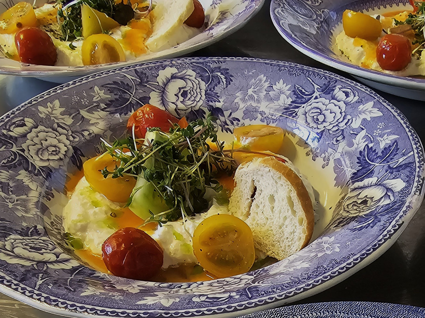 Förrätt: Vispad burrata med variation på tomat