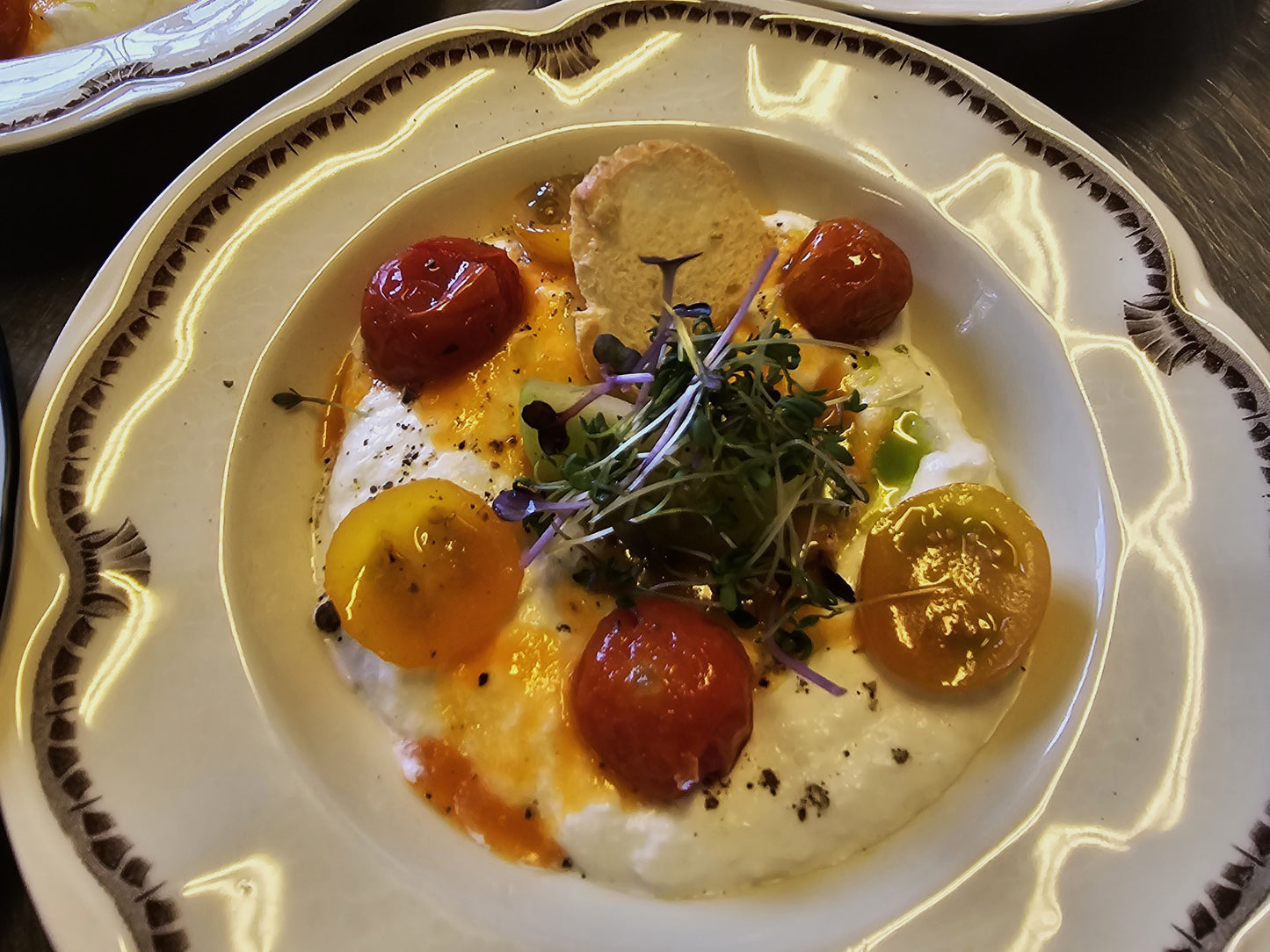 Förrätt: Vispad burrata med variation på tomat