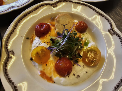 Förrätt: Vispad burrata med variation på tomat