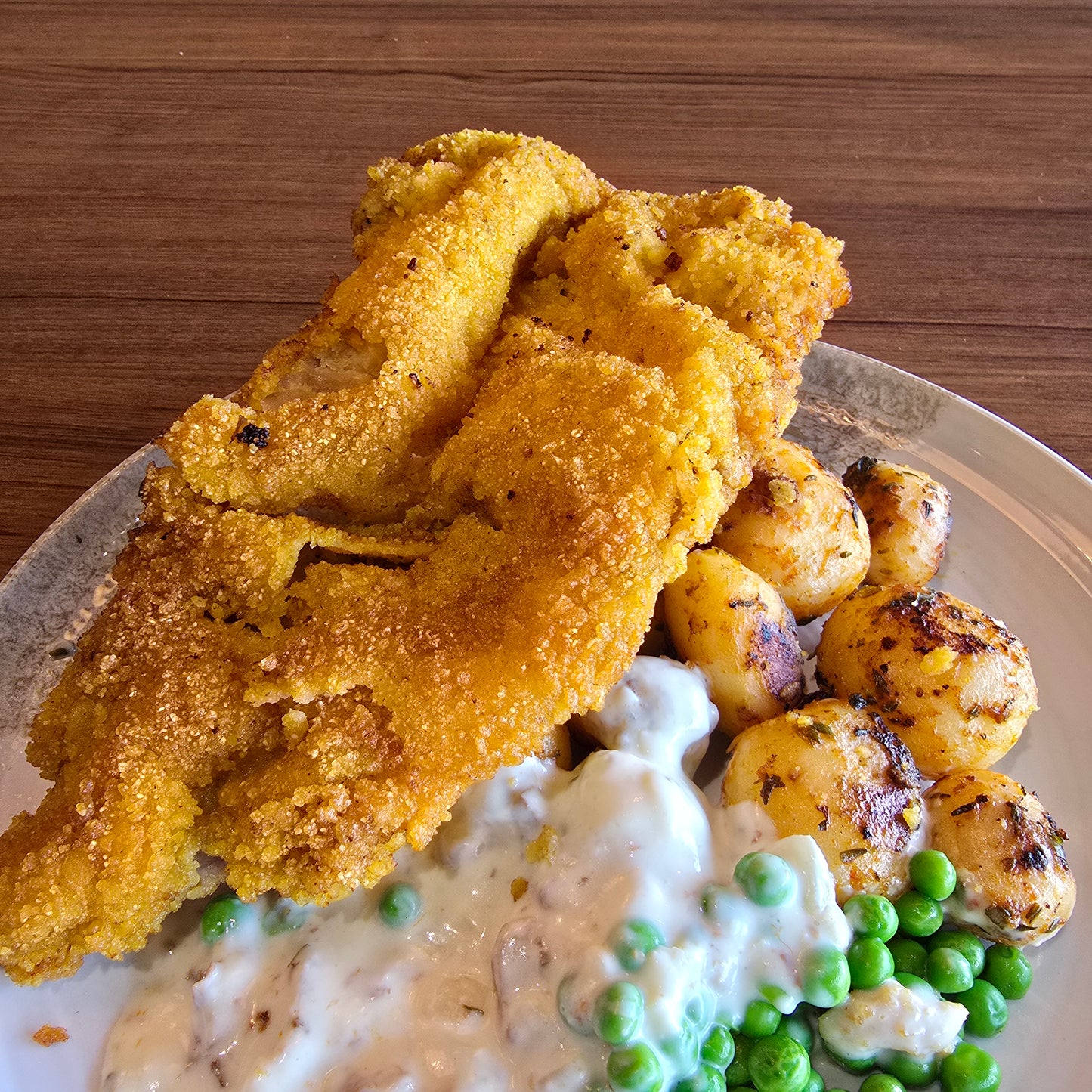 Fläskschnitzel med kantarellsås & stekt potatis