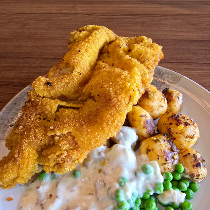 Fläskschnitzel med kantarellsås & stekt potatis
