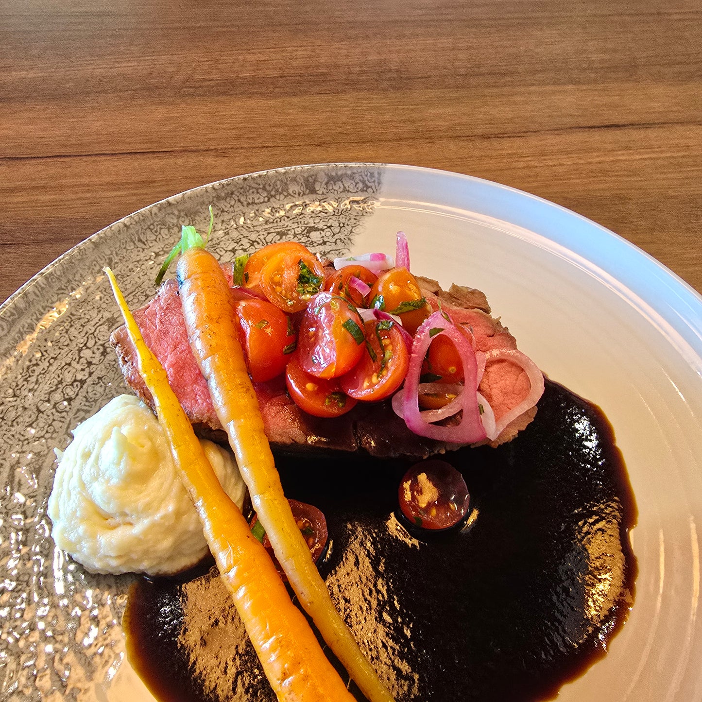 Helbakad ryggbiff med potatiskaka & rödvinssås