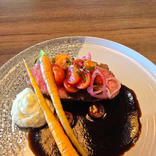 Helbakad ryggbiff med potatiskaka & rödvinssås