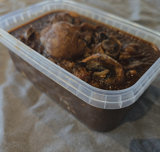 Kyckling i rödvinssås med champinjoner & lök 1000g