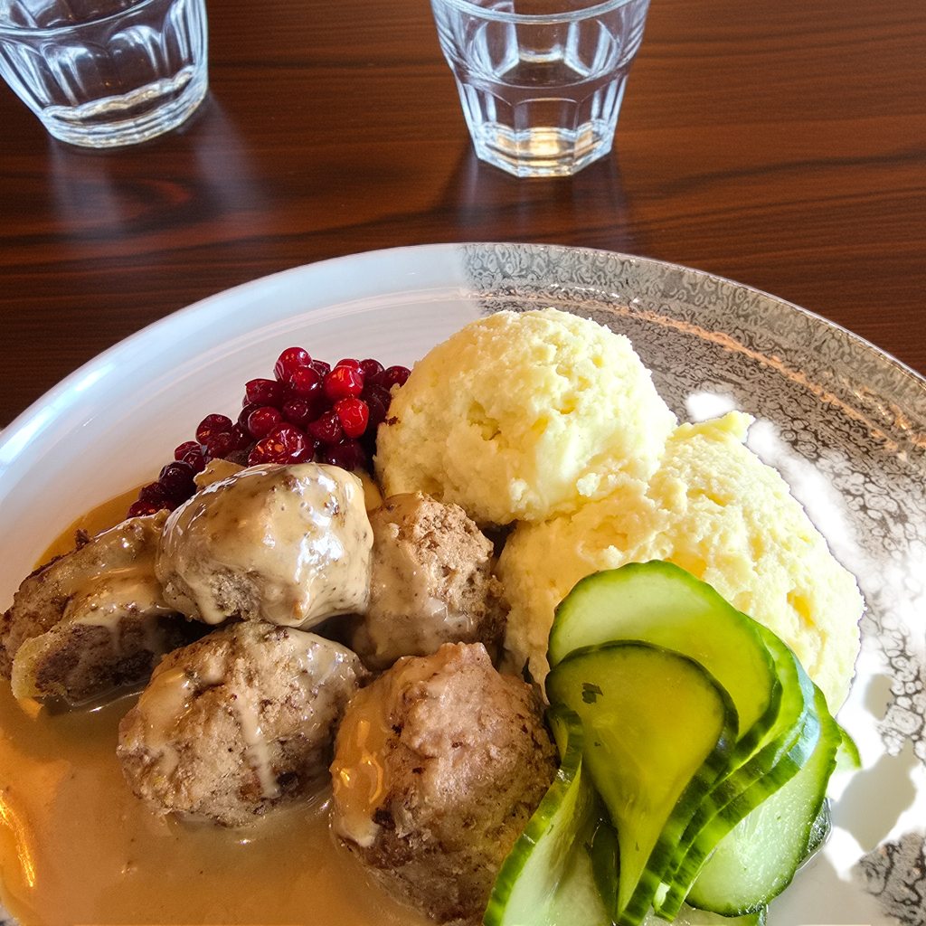 Köttbullar med potatismos & gräddsås