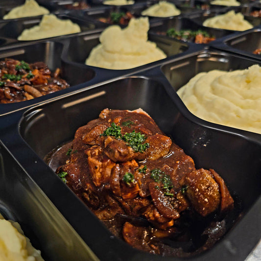 Helstekt kotlett med rödvinssås, bacon & champinjoner